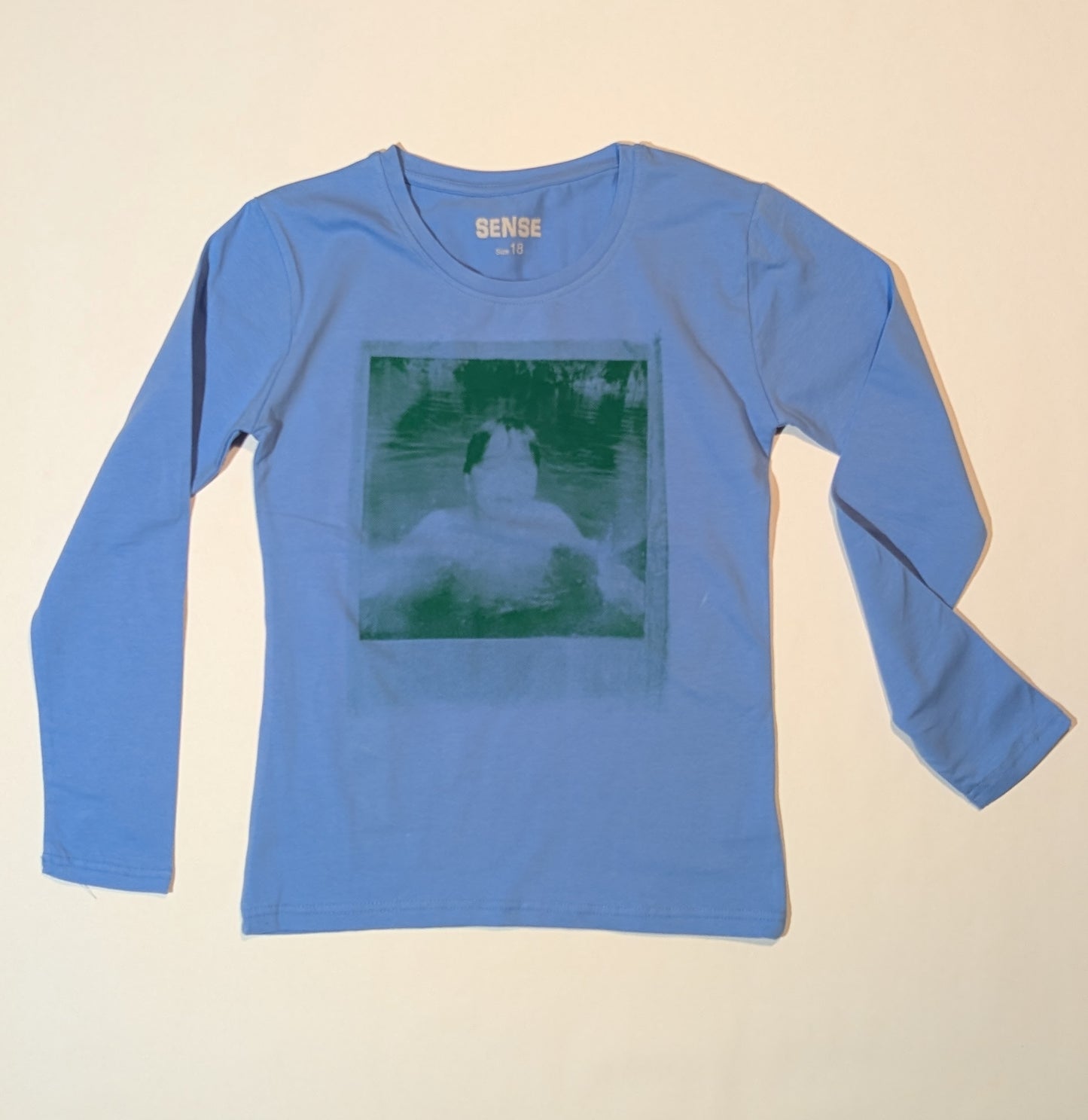 חולצת ארי ירוק על כחול