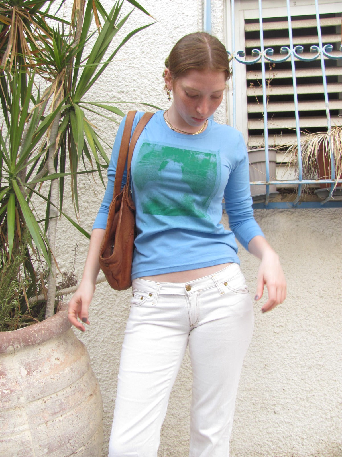 חולצת ארי ירוק על כחול